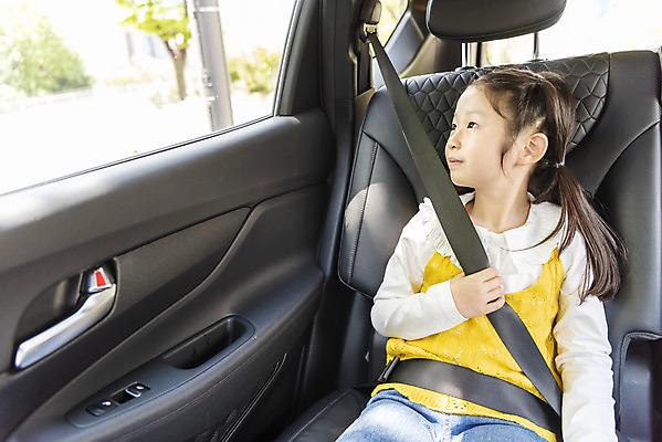 포토 JPG 주간 여자 어린이 자동차 한명 안전 앉기 소녀 상반신 야외 앞모습 한국인 보호 안전사고 안전벨트 사고예방 어린이안전 소녀한명만 국내포토 자연요소 1 육상교통 뷰포인트 컨셉 모션 사람 동양인 사건 예방 여자한명만 소녀만 파일형식