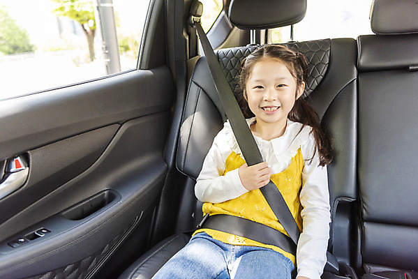 포토 JPG 주간 여자 어린이 자동차 한명 안전 앉기 소녀 상반신 야외 앞모습 한국인 보호 안전사고 안전벨트 사고예방 어린이안전 소녀한명만 국내포토 자연요소 1 육상교통 뷰포인트 컨셉 모션 사람 동양인 사건 예방 여자한명만 소녀만 파일형식