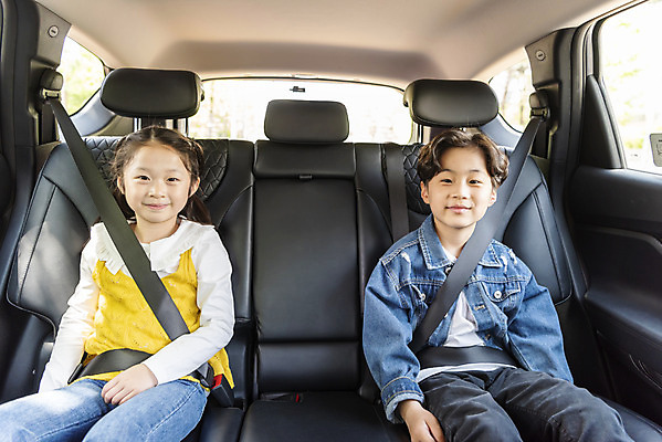 포토 JPG 주간 여자 남자 어린이 자동차 안전 앉기 소녀 소년 상반신 야외 두명 앞모습 한국인 보호 안전사고 안전벨트 사고예방 어린이안전 어린이만 국내포토 자연요소 육상교통 뷰포인트 컨셉 모션 사람 동양인 사건 예방 파일형식