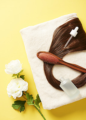 포토 JPG 스튜디오촬영 꽃 실내 관리 사람없음 하이앵글 수건 머리카락 머리빗 질병 오브젝트 헤어관리 노란배경 두피관리 탈모 플랫레이 헤어에센스 국내포토 식물 뷰포인트 백그라운드 의학 내부 위생용품 뷰티 노란색 머리 미용용품 플랫 에센스 증상 파일형식