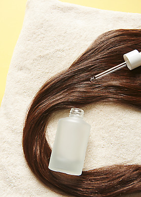 포토 JPG 스튜디오촬영 실내 관리 사람없음 하이앵글 수건 머리카락 질병 오브젝트 헤어관리 노란배경 두피관리 탈모 플랫레이 헤어에센스 국내포토 뷰포인트 백그라운드 의학 내부 위생용품 뷰티 노란색 머리 플랫 에센스 증상 파일형식