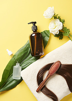 포토 JPG 스튜디오촬영 꽃 잎 실내 관리 사람없음 하이앵글 수건 머리카락 머리빗 질병 오브젝트 헤어관리 노란배경 두피관리 탈모 플랫레이 헤어에센스 국내포토 식물 뷰포인트 백그라운드 의학 내부 위생용품 뷰티 노란색 머리 미용용품 플랫 에센스 증상 파일형식