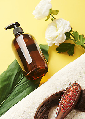 포토 JPG 스튜디오촬영 꽃 잎 실내 관리 사람없음 수건 머리카락 머리빗 질병 오브젝트 헤어관리 노란배경 두피관리 탈모 헤어에센스 국내포토 식물 백그라운드 의학 내부 위생용품 뷰티 노란색 머리 미용용품 에센스 증상 파일형식