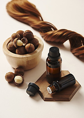 포토 JPG 스튜디오촬영 실내 관리 사람없음 머리카락 견과류 질병 오브젝트 헤어관리 두피관리 영양제 탈모 베이지색배경 마카다미아 헤어에센스 국내포토 백그라운드 의학 내부 뷰티 약 머리 베이지색 에센스 증상 파일형식