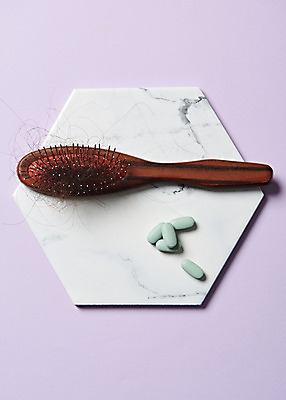 포토 JPG 스튜디오촬영 실내 관리 사람없음 하이앵글 알약 약 머리카락 머리빗 질병 오브젝트 헤어관리 두피관리 보라색배경 탈모 플랫레이 국내포토 뷰포인트 백그라운드 의학 내부 뷰티 머리 보라색 미용용품 플랫 증상 파일형식