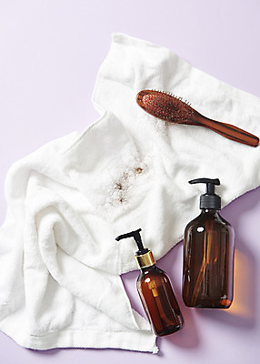 포토 JPG 스튜디오촬영 실내 관리 사람없음 수건 머리카락 머리빗 질병 오브젝트 헤어관리 두피관리 보라색배경 영양제 탈모 헤어에센스 국내포토 백그라운드 의학 내부 위생용품 뷰티 약 머리 보라색 미용용품 에센스 증상 파일형식