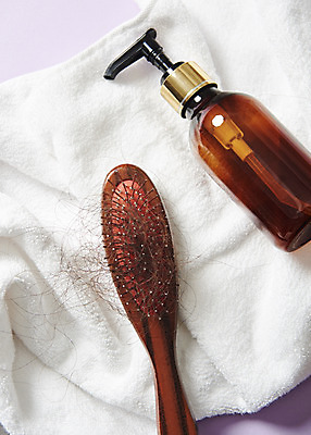 포토 JPG 스튜디오촬영 실내 관리 사람없음 수건 머리카락 머리빗 질병 오브젝트 헤어관리 두피관리 보라색배경 탈모 헤어에센스 국내포토 백그라운드 의학 내부 위생용품 뷰티 머리 보라색 미용용품 에센스 증상 파일형식