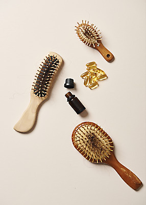 포토 JPG 스튜디오촬영 실내 관리 사람없음 하이앵글 알약 머리카락 머리빗 질병 오브젝트 헤어관리 두피관리 영양제 탈모 베이지색배경 플랫레이 헤어에센스 국내포토 뷰포인트 백그라운드 의학 내부 뷰티 약 머리 미용용품 플랫 베이지색 에센스 증상 파일형식