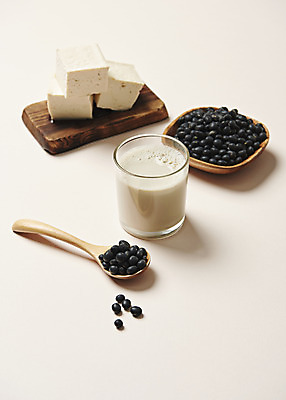 포토 JPG 스튜디오촬영 실내 관리 사람없음 머리빗 질병 오브젝트 두부 헤어관리 나무숟가락 검은콩 두유 두피관리 탈모 베이지색배경 국내포토 백그라운드 의학 콩 내부 뷰티 숟가락 미용용품 베이지색 증상 파일형식