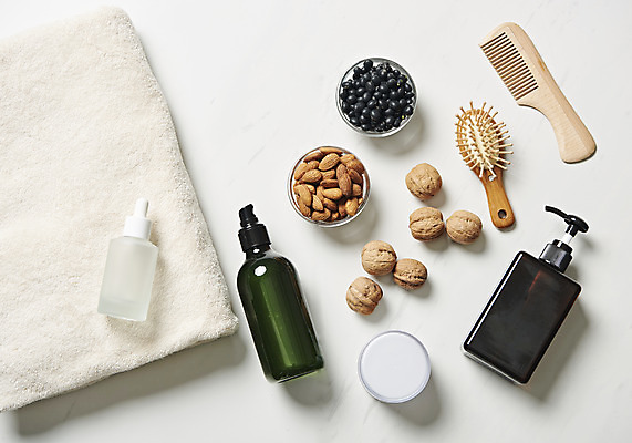 포토 JPG 스튜디오촬영 실내 관리 사람없음 수건 견과류 머리빗 질병 오브젝트 흰배경 호두 아몬드 헤어관리 검은콩 두피관리 탈모 헤어에센스 국내포토 백그라운드 의학 콩 내부 위생용품 뷰티 흰색 미용용품 에센스 증상 파일형식