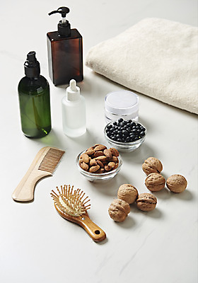 포토 JPG 스튜디오촬영 실내 관리 사람없음 수건 견과류 머리빗 질병 오브젝트 흰배경 호두 아몬드 헤어관리 검은콩 두피관리 영양제 탈모 헤어에센스 국내포토 백그라운드 의학 콩 내부 위생용품 뷰티 약 흰색 미용용품 에센스 증상 파일형식