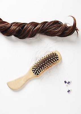 포토 JPG 스튜디오촬영 실내 관리 사람없음 알약 머리카락 견과류 머리빗 질병 오브젝트 흰배경 헤어관리 두피관리 탈모 국내포토 백그라운드 의학 내부 뷰티 약 머리 흰색 미용용품 증상 파일형식