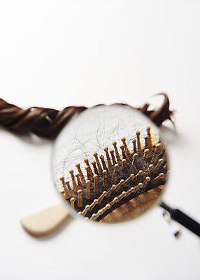 포토 JPG 스튜디오촬영 돋보기 실내 관리 근접촬영 사람없음 아웃포커스 머리카락 머리빗 확대 질병 오브젝트 흰배경 헤어관리 두피관리 탈모 국내포토 뷰포인트 백그라운드 의학 촬영기법 내부 뷰티 머리 흰색 미용용품 증상 파일형식