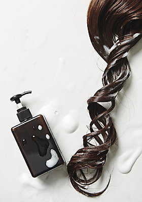 포토 JPG 스튜디오촬영 실내 관리 사람없음 머리카락 거품 머리빗 질병 오브젝트 흰배경 헤어관리 샴푸 두피관리 영양제 탈모 디스펜서 국내포토 백그라운드 의학 내부 위생용품 뷰티 약 머리 흰색 미용용품 증상 파일형식