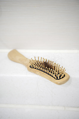 포토 JPG 스튜디오촬영 실내 사람없음 머리카락 머리빗 질병 오브젝트 흰배경 헤어관리 두피관리 탈모 국내포토 백그라운드 의학 내부 뷰티 머리 흰색 미용용품 증상 파일형식