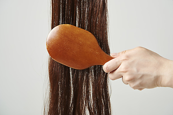 포토 JPG 스튜디오촬영 손 여자 실내 한명 들기 상반신 20대 신체부위 머리카락 머리빗 질병 오브젝트 흰배경 헤어관리 두피관리 탈모 국내포토 1 백그라운드 의학 모션 사람 청년 내부 뷰티 머리 흰색 미용용품 증상 파일형식