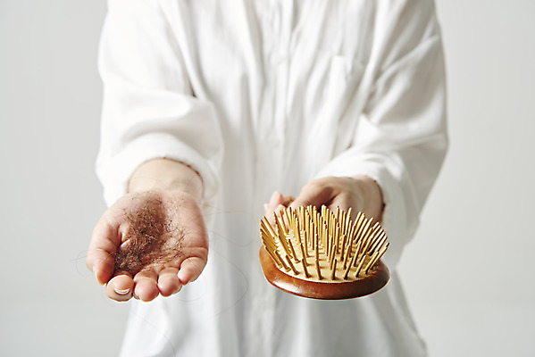 포토 JPG 스튜디오촬영 손 여자 실내 한명 들기 상반신 20대 앞모습 머리카락 머리빗 질병 오브젝트 흰배경 헤어관리 두피관리 탈모 국내포토 1 뷰포인트 백그라운드 의학 모션 사람 청년 내부 신체부위 뷰티 머리 흰색 미용용품 증상 파일형식