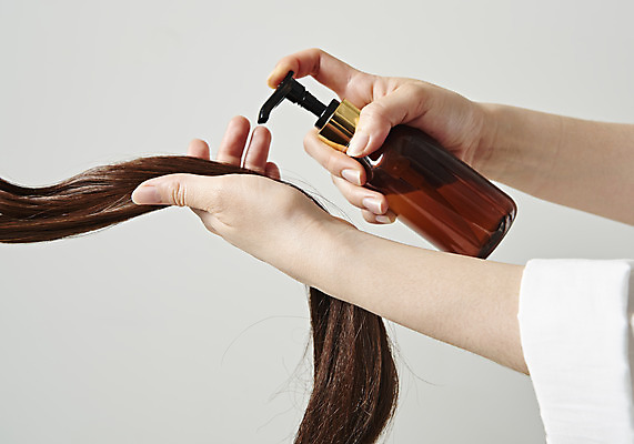 포토 JPG 스튜디오촬영 손 여자 실내 한명 들기 상반신 20대 신체부위 머리카락 질병 오브젝트 흰배경 바르기 헤어관리 두피관리 탈모 헤어에센스 국내포토 1 백그라운드 의학 모션 사람 청년 내부 뷰티 머리 흰색 에센스 증상 파일형식