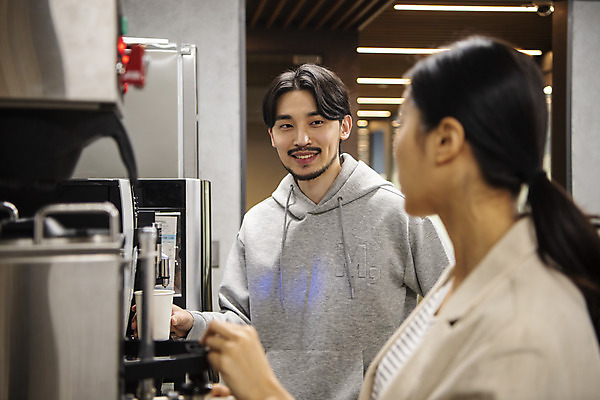 포토 JPG 여자 남자 커피 비즈니스 협력 티타임 휴식 실내 서기 미소 들기 상반신 20대 두명 앞모습 옆모습 30대 한국인 비즈니스맨 비즈니스우먼 휴게실 창업 성인만 탕비실 국내포토 음료 뷰포인트 컨셉 모션 표정 사람 동양인 청년 내부 장년 직장인 자영업 파일형식