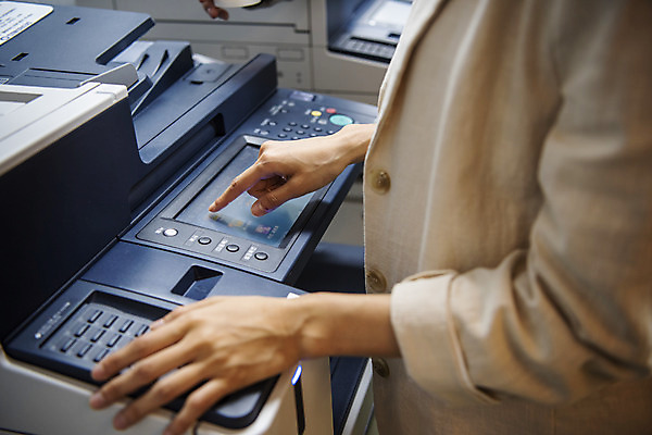 포토 JPG 전신 여자 비즈니스 협력 휴식 실내 한명 서기 근접촬영 상반신 20대 옆모습 한국인 비즈니스우먼 인쇄 인쇄기 창업 성인여자한명만 국내포토 1 뷰포인트 컨셉 모션 사람 동양인 청년 내부 전자제품 직장인 자영업 여자한명만 성인여자만 파일형식