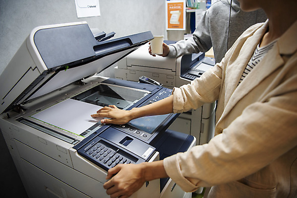 포토 JPG 여자 남자 비즈니스 협력 휴식 실내 서기 근접촬영 상반신 20대 두명 옆모습 30대 한국인 비즈니스맨 비즈니스우먼 인쇄 인쇄기 창업 성인만 국내포토 뷰포인트 컨셉 모션 사람 동양인 청년 내부 장년 전자제품 직장인 자영업 파일형식