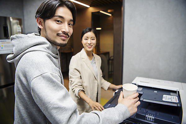 포토 JPG 여자 남자 비즈니스 협력 휴식 실내 서기 미소 상반신 20대 두명 옆모습 30대 한국인 비즈니스맨 비즈니스우먼 인쇄 인쇄기 창업 성인만 국내포토 뷰포인트 컨셉 모션 표정 사람 동양인 청년 내부 장년 전자제품 직장인 자영업 파일형식