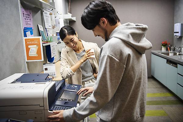 포토 JPG 여자 남자 비즈니스 협력 휴식 실내 서기 미소 상반신 20대 두명 앞모습 옆모습 30대 한국인 비즈니스맨 비즈니스우먼 인쇄 인쇄기 창업 성인만 국내포토 뷰포인트 컨셉 모션 표정 사람 동양인 청년 내부 장년 전자제품 직장인 자영업 파일형식