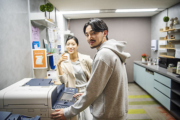포토 JPG 여자 남자 비즈니스 협력 휴식 실내 서기 미소 상반신 20대 두명 앞모습 옆모습 30대 한국인 비즈니스맨 비즈니스우먼 인쇄 인쇄기 창업 성인만 국내포토 뷰포인트 컨셉 모션 표정 사람 동양인 청년 내부 장년 전자제품 직장인 자영업 파일형식