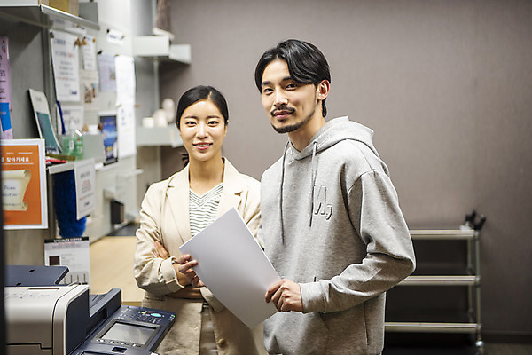 포토 JPG 여자 남자 비즈니스 협력 휴식 실내 서기 미소 들기 상반신 20대 두명 앞모습 옆모습 30대 한국인 비즈니스맨 비즈니스우먼 인쇄 인쇄기 문서 창업 성인만 국내포토 뷰포인트 컨셉 모션 표정 사람 동양인 청년 내부 장년 전자제품 직장인 자영업 파일형식