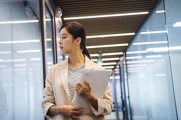 포토 JPG 응시 여자 비즈니스 회의 협력 실내 한명 서기 들기 상반신 20대 앞모습 노트북 한국인 비즈니스우먼 창업 성인여자한명만 국내포토 1 시선 뷰포인트 모션 사람 동양인 청년 내부 전자제품 직장인 자영업 여자한명만 성인여자만 파일형식
