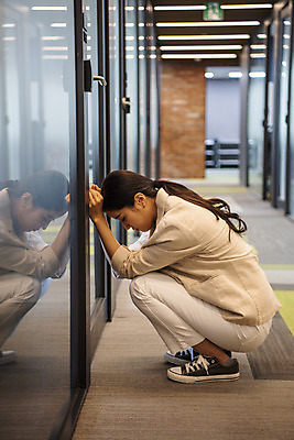 포토 JPG 전신 여자 비즈니스 협력 실내 한명 앉기 20대 옆모습 고통 한국인 슬픔 비즈니스우먼 좌절 창업 성인여자한명만 불편함 주저앉기 국내포토 1 감정 뷰포인트 컨셉 모션 사람 동양인 청년 내부 직장인 감각 자영업 여자한명만 성인여자만 파일형식