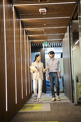 포토 JPG 전신 여자 남자 비즈니스 회의 협력 실내 대화 들기 20대 두명 앞모습 30대 걷기 한국인 비즈니스맨 비즈니스우먼 문서 창업 성인만 국내포토 뷰포인트 모션 말하기 사람 동양인 청년 내부 장년 직장인 자영업 파일형식