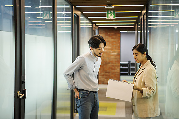 포토 JPG 여자 남자 비즈니스 회의 협력 실내 대화 서기 들기 상반신 20대 두명 옆모습 30대 한국인 비즈니스맨 비즈니스우먼 창업 성인만 국내포토 뷰포인트 모션 말하기 사람 동양인 청년 내부 장년 직장인 자영업 파일형식