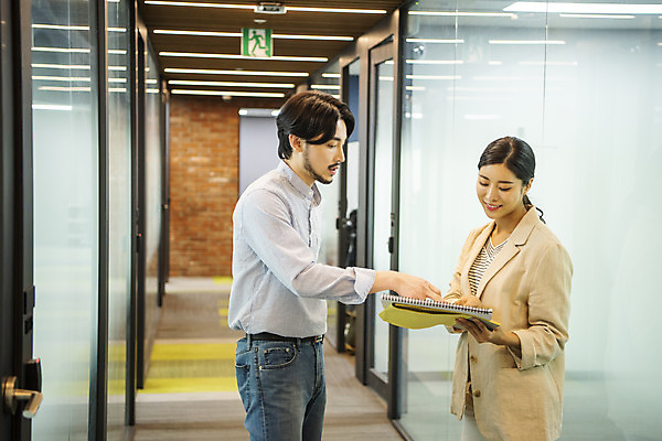 포토 JPG 여자 남자 비즈니스 회의 협력 실내 대화 서기 상반신 20대 두명 옆모습 30대 한국인 가리킴 비즈니스맨 비즈니스우먼 창업 성인만 국내포토 뷰포인트 모션 말하기 사람 동양인 손짓 청년 내부 장년 직장인 자영업 파일형식