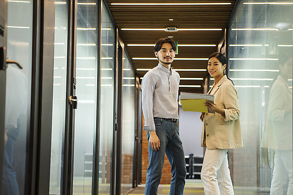 포토 JPG 여자 남자 비즈니스 회의 협력 실내 서기 미소 들기 상반신 20대 두명 옆모습 30대 한국인 비즈니스맨 비즈니스우먼 창업 성인만 국내포토 뷰포인트 모션 표정 사람 동양인 청년 내부 장년 직장인 자영업 파일형식