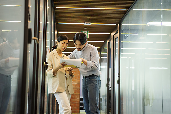 포토 JPG 응시 여자 남자 비즈니스 회의 협력 실내 대화 서기 상반신 20대 두명 옆모습 30대 한국인 비즈니스맨 비즈니스우먼 창업 성인만 국내포토 시선 뷰포인트 모션 말하기 사람 동양인 청년 내부 장년 직장인 자영업 파일형식