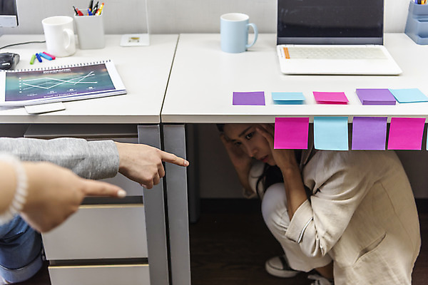 포토 JPG 전신 손 여자 남자 비즈니스 실내 20대 성인 옆모습 신체부위 세명 30대 한국인 가리킴 업무 비즈니스맨 비즈니스우먼 책상 포스트잇 따돌림 숨기 왕따 성인만 불편함 국내포토 뷰포인트 가구 모션 사람 동양인 손짓 청년 내부 장년 메모지 작업 직장인 감각 파일형식