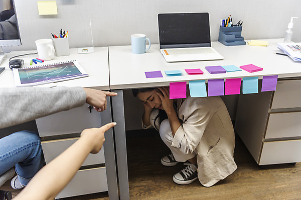 포토 JPG 전신 손 여자 남자 비즈니스 실내 20대 성인 옆모습 신체부위 세명 30대 한국인 가리킴 업무 비즈니스맨 비즈니스우먼 책상 포스트잇 따돌림 숨기 왕따 성인만 불편함 국내포토 뷰포인트 가구 모션 사람 동양인 손짓 청년 내부 장년 메모지 작업 직장인 감각 파일형식