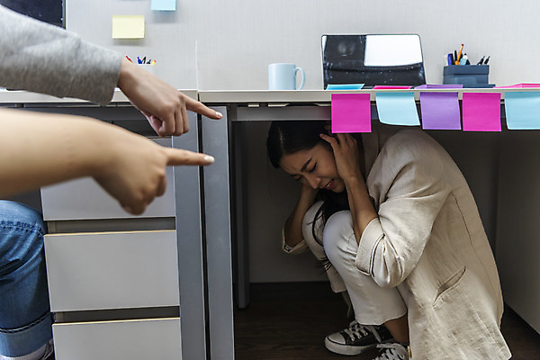 포토 JPG 전신 손 여자 남자 비즈니스 실내 20대 성인 옆모습 신체부위 세명 30대 한국인 가리킴 업무 비즈니스맨 비즈니스우먼 책상 포스트잇 따돌림 숨기 왕따 성인만 불편함 국내포토 뷰포인트 가구 모션 사람 동양인 손짓 청년 내부 장년 메모지 작업 직장인 감각 파일형식