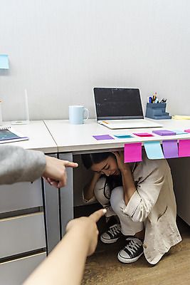 포토 JPG 전신 손 여자 남자 비즈니스 실내 20대 성인 옆모습 신체부위 세명 30대 한국인 가리킴 업무 비즈니스맨 비즈니스우먼 책상 포스트잇 따돌림 숨기 왕따 성인만 불편함 국내포토 뷰포인트 가구 모션 사람 동양인 손짓 청년 내부 장년 메모지 작업 직장인 감각 파일형식