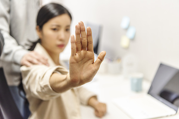 포토 JPG 여자 남자 비즈니스 실내 손짓 상반신 20대 성인 두명 옆모습 아웃포커스 30대 한국인 금지 짜증 업무 비즈니스맨 비즈니스우먼 스킨십 성추행 성희롱 엄격한 성인만 어깨에손 불편함 국내포토 감정 뷰포인트 모션 촬영기법 사람 동양인 청년 내부 장년 작업 직장인 감각 성범죄 파일형식