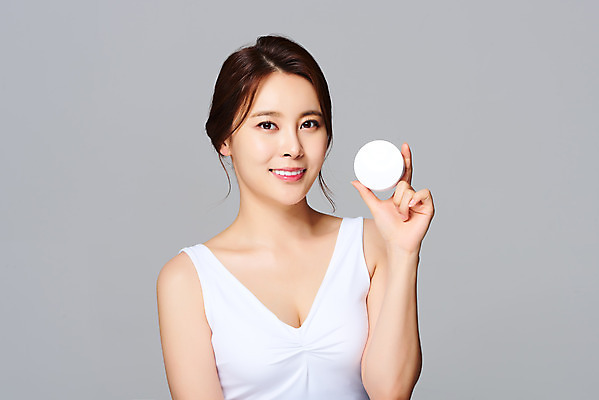 포토 JPG 스튜디오촬영 여자 회색배경 실내 관리 한명 미소 들기 상반신 20대 성인 앞모습 화장 뷰티 화장품 한국인 피부 파운데이션 의료성형뷰티 성인여자한명만 국내포토 1 뷰포인트 백그라운드 모션 표정 사람 동양인 청년 내부 신체부위 회색 여자한명만 성인여자만 파일형식