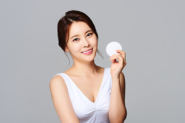 포토 JPG 스튜디오촬영 여자 회색배경 실내 관리 한명 미소 들기 상반신 20대 성인 앞모습 화장 뷰티 화장품 한국인 피부 파운데이션 의료성형뷰티 성인여자한명만 국내포토 1 뷰포인트 백그라운드 모션 표정 사람 동양인 청년 내부 신체부위 회색 여자한명만 성인여자만 파일형식