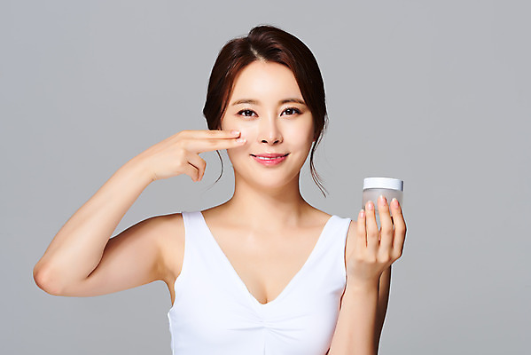 포토 JPG 스튜디오촬영 여자 회색배경 실내 관리 한명 미소 들기 상반신 20대 성인 앞모습 화장 뷰티 화장품 한국인 피부 크림 바르기 수분크림 의료성형뷰티 성인여자한명만 국내포토 1 뷰포인트 백그라운드 모션 표정 사람 동양인 청년 내부 신체부위 회색 여자한명만 성인여자만 파일형식