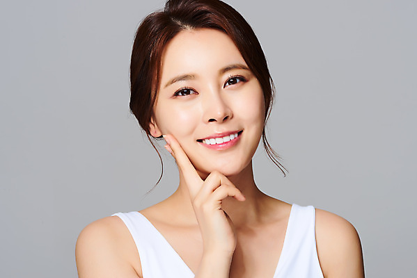 포토 JPG 스튜디오촬영 여자 회색배경 실내 관리 한명 미소 상반신 20대 성인 앞모습 화장 뷰티 화장품 한국인 피부 바르기 의료성형뷰티 성인여자한명만 국내포토 1 뷰포인트 백그라운드 모션 표정 사람 동양인 청년 내부 신체부위 회색 여자한명만 성인여자만 파일형식