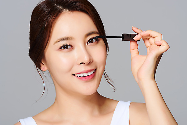 포토 JPG 스튜디오촬영 여자 얼굴 회색배경 실내 관리 한명 미소 들기 상반신 20대 성인 앞모습 화장 뷰티 화장품 한국인 피부 마스카라 의료성형뷰티 성인여자한명만 국내포토 1 뷰포인트 백그라운드 모션 표정 사람 동양인 청년 내부 신체부위 회색 여자한명만 성인여자만 파일형식