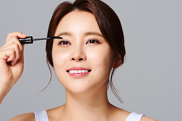 포토 JPG 스튜디오촬영 여자 얼굴 회색배경 실내 관리 한명 미소 들기 상반신 20대 성인 앞모습 화장 뷰티 화장품 한국인 피부 마스카라 의료성형뷰티 성인여자한명만 국내포토 1 뷰포인트 백그라운드 모션 표정 사람 동양인 청년 내부 신체부위 회색 여자한명만 성인여자만 파일형식