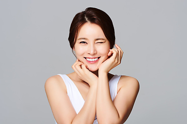 포토 JPG 스튜디오촬영 여자 회색배경 실내 관리 윙크 한명 미소 손짓 상반신 20대 성인 앞모습 화장 뷰티 화장품 한국인 피부 의료성형뷰티 성인여자한명만 국내포토 1 뷰포인트 백그라운드 모션 표정 사람 동양인 청년 내부 신체부위 회색 여자한명만 성인여자만 파일형식