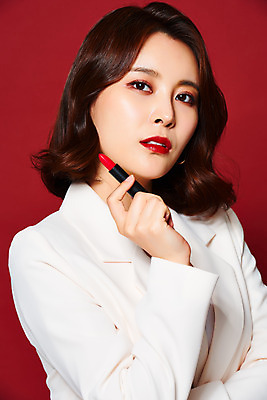 포토 JPG 스튜디오촬영 여자 실내 관리 한명 들기 정장 상반신 20대 성인 옆모습 화장 뷰티 화장품 한국인 립스틱 피부 빨간배경 의료성형뷰티 성인여자한명만 국내포토 1 옷 뷰포인트 백그라운드 모션 사람 동양인 청년 내부 신체부위 빨간색 여자한명만 성인여자만 파일형식