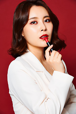 포토 JPG 스튜디오촬영 여자 실내 관리 한명 들기 정장 상반신 20대 성인 옆모습 화장 뷰티 화장품 한국인 립스틱 피부 빨간배경 의료성형뷰티 성인여자한명만 국내포토 1 옷 뷰포인트 백그라운드 모션 사람 동양인 청년 내부 신체부위 빨간색 여자한명만 성인여자만 파일형식